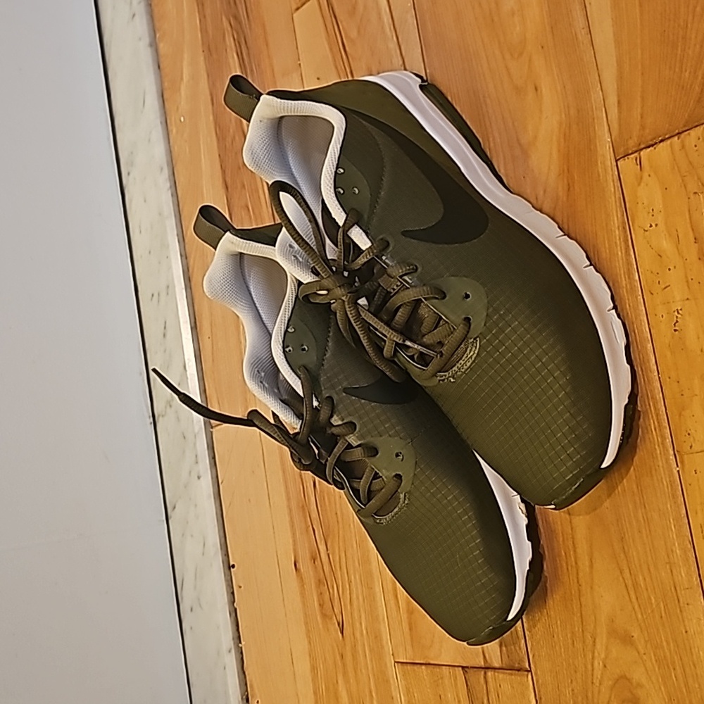 Nike Air Max Motion - only worn twice